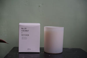Open image in slideshow, Coconut + Vetiver Candle by Dilo - Greenly Plant Co
